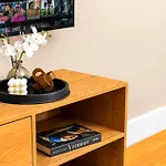 Central Apartment - Chinatown - Private Balcony - Secure Parking - Netflix - Wifi - 14A
