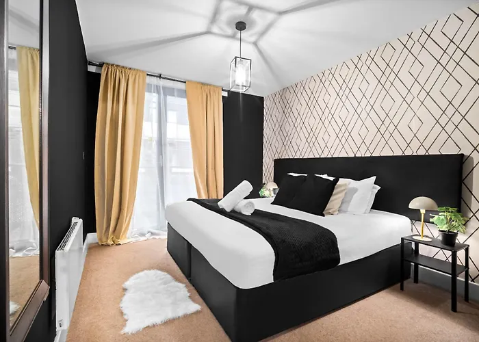 Central Apartment - Chinatown - Private Balcony - Secure Parking - Netflix - Wifi - 14A