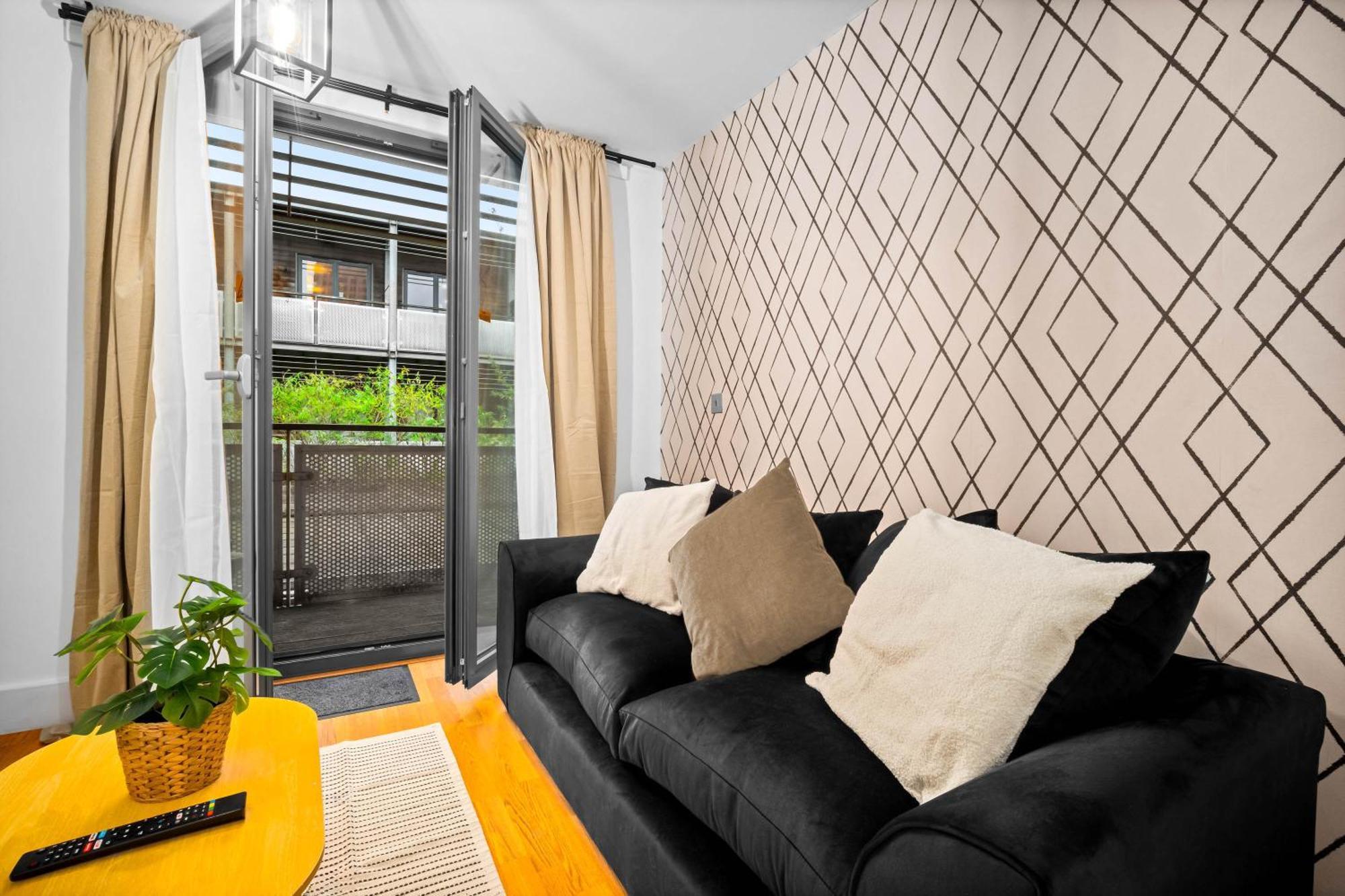 Apartment - Chinatown - Private Balcony - Secure Parking - Netflix - Wifi - 14a *