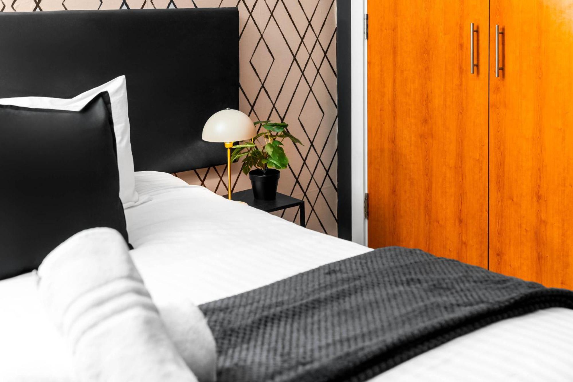 - Chinatown - Private Balcony - Secure Parking - Netflix - Wifi - 14a Apartment Birmingham