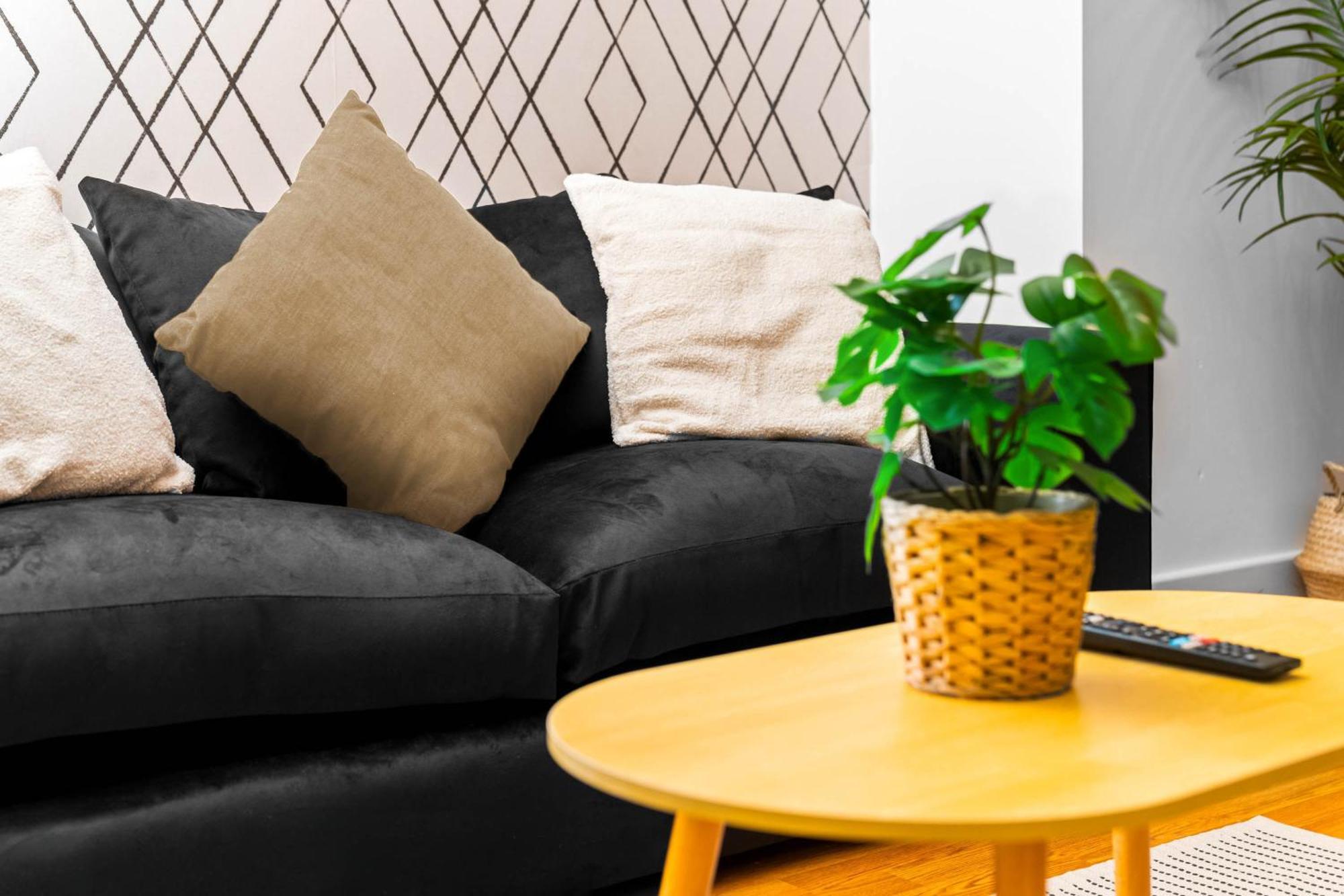 Apartment - Chinatown - Private Balcony - Secure Parking - Netflix - Wifi - 14a