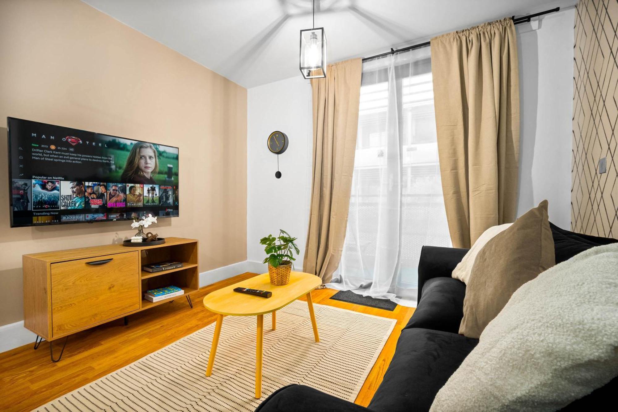 - Chinatown - Private Balcony - Secure Parking - Netflix - Wifi - 14a Apartment *