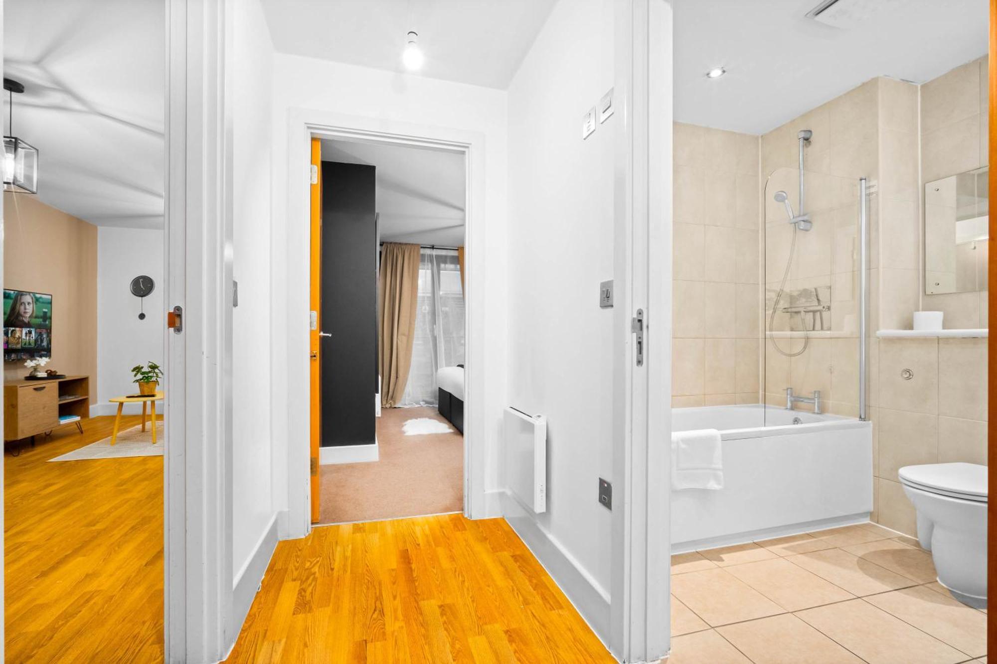 - Chinatown - Private Balcony - Secure Parking - Netflix - Wifi - 14a Apartment