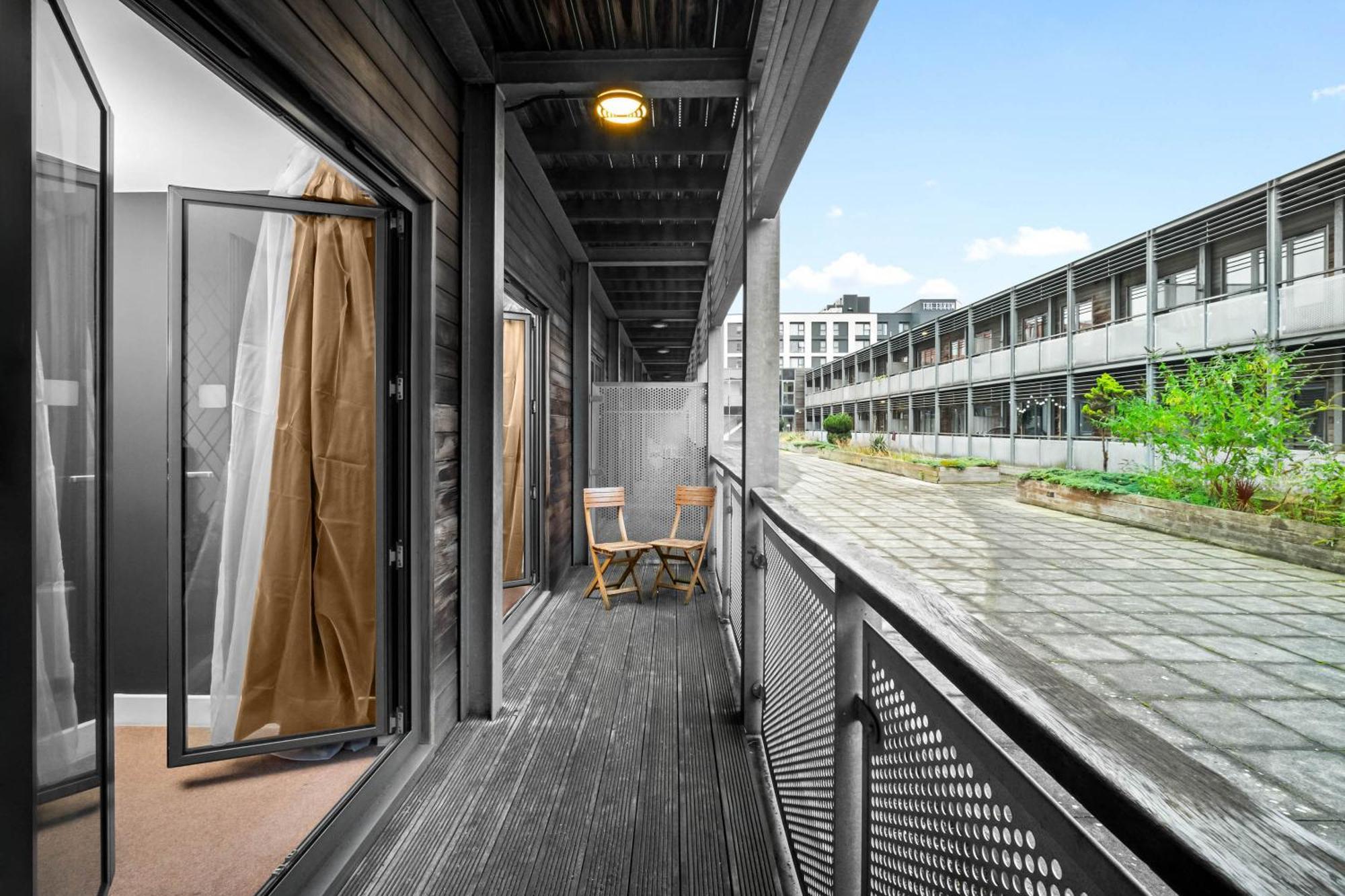 Apartment - Chinatown - Private Balcony - Secure Parking - Netflix - Wifi - 14a *