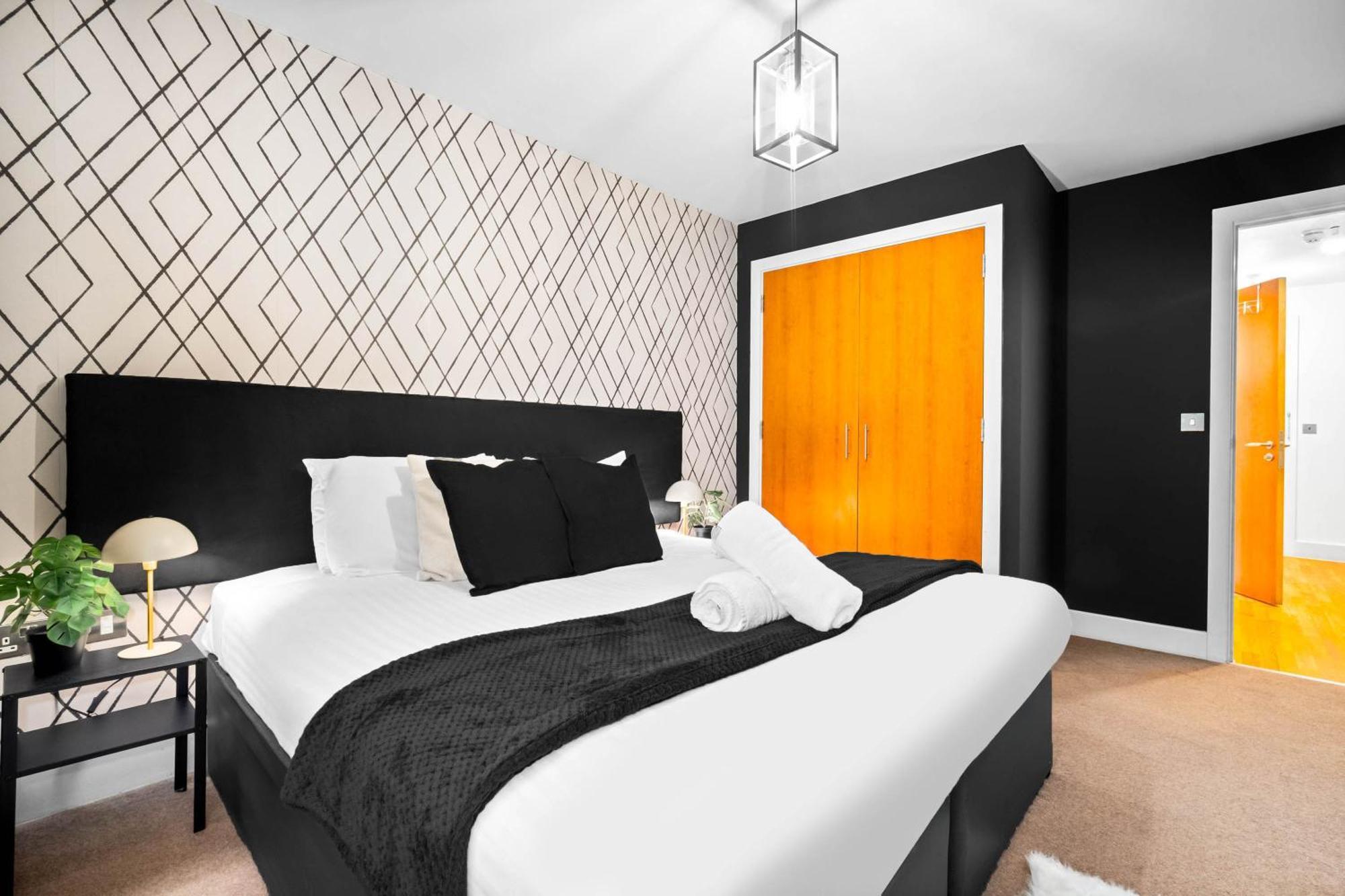 - Chinatown - Private Balcony - Secure Parking - Netflix - Wifi - 14a Apartment *