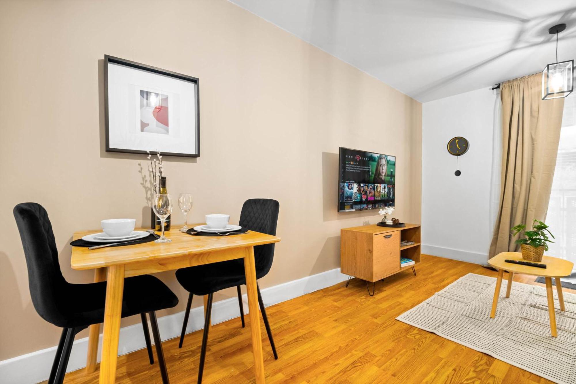 Apartment - Chinatown - Private Balcony - Secure Parking - Netflix - Wifi - 14a