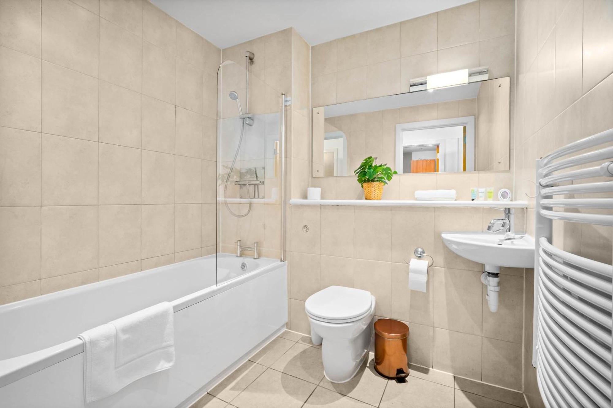 Apartment - Chinatown - Private Balcony - Secure Parking - Netflix - Wifi - 14a *